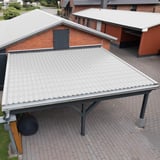 Pfannenblech 2/1060 Reinweiß auf Carport-Dach, Vorderansicht