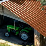 Pfannenblech EUROPA kupferbraun auf einem Carport-Dach, darunter ein grüner Traktor