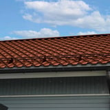 Dach mit kupferbraunem Pfannenblech EUROPA, Weckman Stahl 0,63 mm, mit Dachrinne