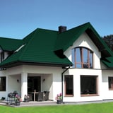 Modernes Haus mit moosgrünem Pfannenblech Szafir 350/15 Dach, Verlegung am Dach