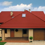 Einfamilienhaus mit Dach aus korallenrotem Pfannenblech Szafir 350/15
