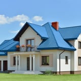 Haus mit Dach aus Pfannenblech Szafir 350/15 Enzianblau RAL 5010