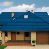 Haus mit Dach aus Pfannenblech Szafir 350/15 Enzianblau RAL 5010 und Dachfenster
