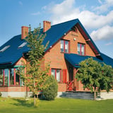Ziegelhaus mit Dach aus Pfannenblech Szafir 350/15 Enzianblau RAL 5010