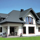 Modernes Haus mit Dach aus Pfannenblech Szafir 350/15 in Fehgrau RAL 7000