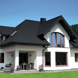 Pfannenblech Szafir 350/15 anthrazitgrau auf einem modernen weissen Wohnhaus mit grossen Fenstern