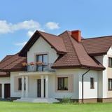 Haus mit Dach aus schokoladenbraunem Pfannenblech Szafir 350/15, 0,50 mm Stahl