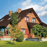 Ziegelhaus mit Dach aus schokoladenbraunem Pfannenblech Szafir 350/15, 0,50 mm Stahl