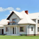 Einfamilienhaus mit Dach aus Pfannenblech Szafir 350/15 in Reinweiß RAL 9010