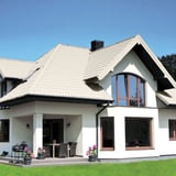 Modernes Haus mit Dach aus Pfannenblech Szafir 350/15 in Reinweiß RAL 9010