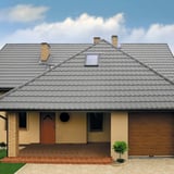Pfannenblech Szafir 350/15 Weißaluminium auf einem Wohnhaus mit Dachfenster, Verlegung am Dach