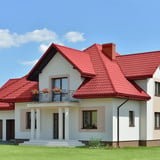 Einfamilienhaus mit Dach aus Pfannenblech Szafir 350/15 Kirschrot, 0,50 mm Stahl