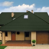 Pfannenblech Szafir 350/15, gruen, auf einem beigen Einfamilienhaus verlegt
