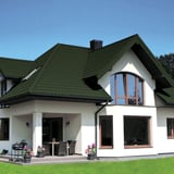 Pfannenblech Szafir 350/15, gruen, auf einem modernen weissen Haus verlegt