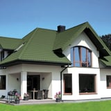 Modernes Haus mit Dach aus Pfannenblech Szafir 350/15 in Resedagrün, grosse Fenster, Terrasse