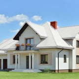 Pfannenblech Szafir 350/15, Lichtgrau RAL 7035, auf einem modernen Wohnhaus verlegt