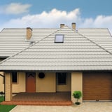 Haus mit Dach aus Pfannenblech Szafir 350/15 in Grauweiß RAL 9002, Ansicht von vorne