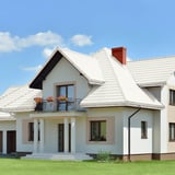 Verlegung des Pfannenblechs Szafir 350/15 in Grauweiß RAL 9002 auf einem Wohnhaus