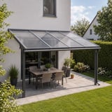 Polycarbonat Doppelstegplatte 10 mm, klar, als Terrassenüberdachung mit dunklem Rahmen über Sitzgruppe