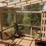 Seitenwand einer Holzkonstruktion mit klaren Polycarbonat Spundwandplatten, Blick in den Garten