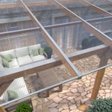Verlegung der 16 mm Polycarbonat Stegplatten klar auf einer Terrassenueberdachung aus Holz und Metall
