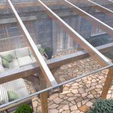 Verlegung der klaren Polycarbonat Stegplatte 16 mm auf einer Terrassenüberdachung aus Holz und Metall