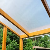 Polycarbonat Stegplatte 16 mm, klar, als Terrassendach auf Holzkonstruktion, von unten gesehen