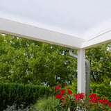 Polycarbonat Stegplatte 16 mm, klar, als Terrassendach auf weisser Konstruktion, mit Regenrinne