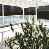 Polycarbonat Stegplatte 16 mm, klar, als Sichtschutz auf einer Dachterrasse mit weisser Pergola