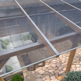 Verlegte 16 mm Polycarbonat Stegplatten, klar, als Terrassenüberdachung auf Holzkonstruktion