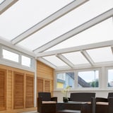 Polycarbonat Stegplatte 25 mm opal-weiß als Dachverglasung einer Terrasse mit Holzverkleidung