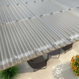 Verlegte Polycarbonat Wellplatten 76/18 klar auf einer Terrassenüberdachung mit Befestigungsschrauben