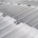 Nahaufnahme der Wellenstruktur und Befestigung einer Polycarbonat Wellplatte 76/18 klar