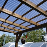 Verlegte Polycarbonat Wellplatten 76/18 klar auf einer Holzkonstruktion als Terrassendach