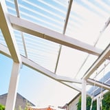 Verlegte Polycarbonat Wellplatten 2,60 mm klar als Terrassendach von unten mit Blick zum Himmel