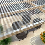 Verlegte klare Polycarbonat Wellplatten 76/18 auf einer Terrassenueberdachung mit Gartenmoebeln