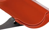 Profilfüller aus schwarzem Schaumstoff unter einem roten Dachblech, Detail der Befestigung