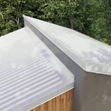 Pultabschluss Lichtgrau RAL 7035 auf einem Pultdach mit Trapezblechen verlegt