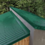 Pultabschluss moosgrün (RAL 6005) auf einem Dach mit Trapezblechen in gleicher Farbe, Verlegung