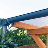 Regenwasserfänger aus PVC in Graphit, montiert an Dachrinne und Fallrohr