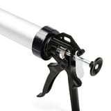 Detailansicht der Mechanik einer Schlauchbeutelpresse aus blankem Stahl, schwarz-silber