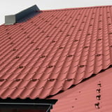 Rotes Dach mit vielen montierten Schneefangbügeln aus Aluminium, 1,75 mm stark