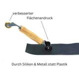 Silikon Andrückrolle auf schwarzer Bahn, mit Beschriftung 'verbesserter Flächenandruck' und 'Silikon & Metall'