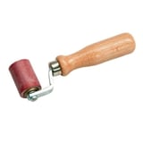 Silikon-Andrückrolle mit roter Rolle und hellem Holzgriff, Hauptansicht