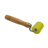 Silikon-Andrückrolle Standard mit gelbem Silikonrad und Holzgriff, Schrägansicht