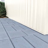 Sockelleiste Stahl Reinweiß RAL 9010, 0,50 mm, am unteren Wandabschluss eines Gebäudes montiert