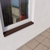 Schokoladenbraune Sohlbank aus Stahl, 0,75 mm, unter einem Fenster an weisser Fassade montiert