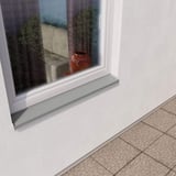 Sohlbank in Weißaluminium (RAL 9006) unter einem Fenster an einer weißen Hauswand montiert