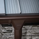 Stahl Dachrinne in Schokoladenbraun mit Niagara Logo am Rinnenkasten, montiert unter einem Blechdach