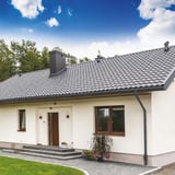 Stahl Dachrinnen Sparpaket in Graphitgrau an einem Einfamilienhaus, Gesamtansicht des Hauses mit Dach